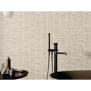 Zwarte matte freestanding badkraan met strak modern design bij node sand wandtegel 40x120 voor stijlvolle badkamers