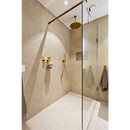 Moderne inloopdouche met gouden kranen en glaswand, Norwich Sand 120x120 rett