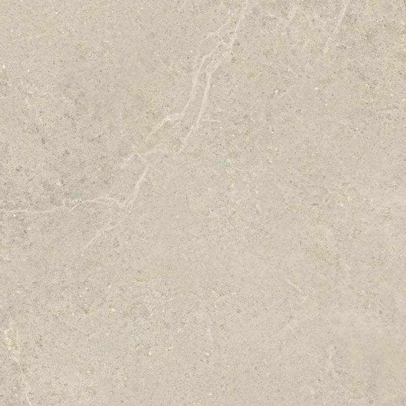 Beige Norwich Sand 75x75 rett met subtiele aderen op een stenen oppervlak