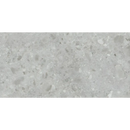 Grijs terrazzo oppervlak met een gestructureerd patroon van de Nover Steel 60x120 rett