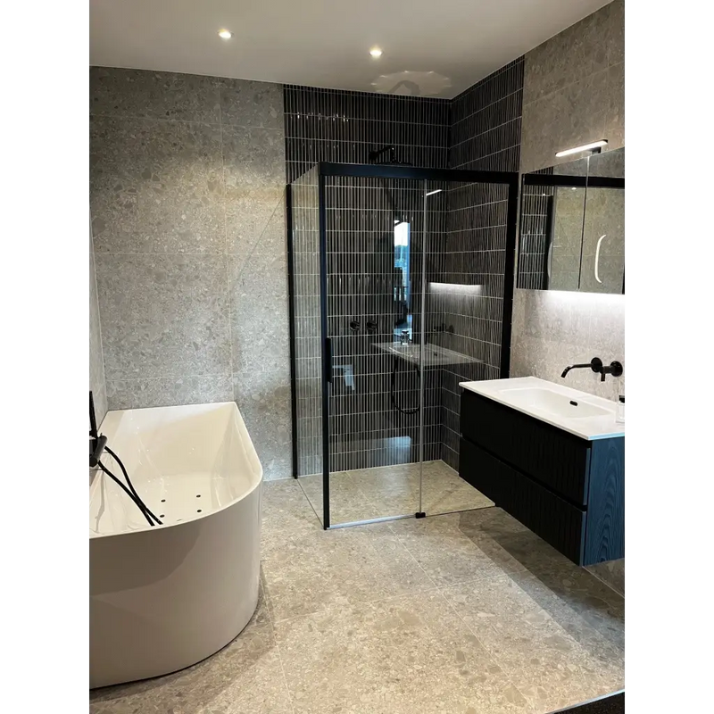 Moderne vrijstaande badkuip met gebogen design van Nover Steel 60x60 Rett in grijs terrazzo