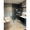 Moderne vrijstaande badkuip Nover Steel 80x160 rett met gebogen design en grijs terrazzo-oppervlak