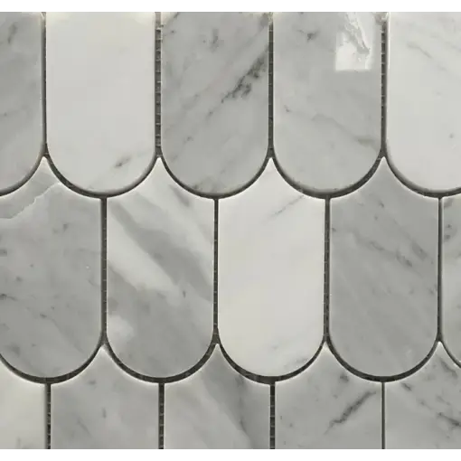 Nowie Carrara marble mozaïek tegels in visgraat patroon voor mooie interieuraccenten