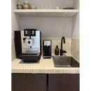 Silver en zwart automatische espresso machine bij Nowie Travertin, ideaal voor vloertegels en tegels