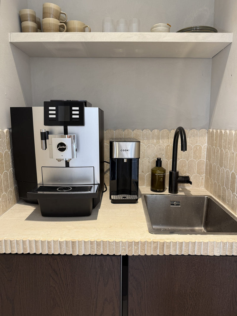 Silver en zwart automatische espresso machine bij Nowie Travertin, ideaal voor vloertegels en tegels