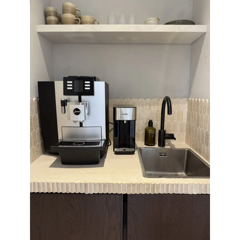 Silver en zwart automatische espresso machine bij Nowie Travertin, ideaal voor vloertegels en tegels