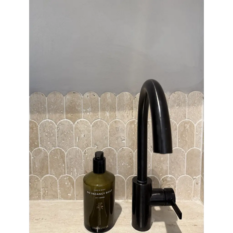 Nowie Travertin zwart swan-neck keukenkraan met enkele hendel voor vloertegels