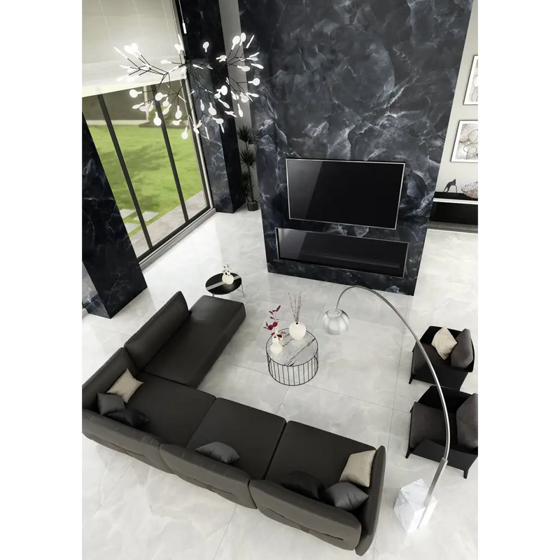 Moderne zwarte L-vormige sectional bank met lichte accentkussens op Onyx EK Black pulido 30x60 rett