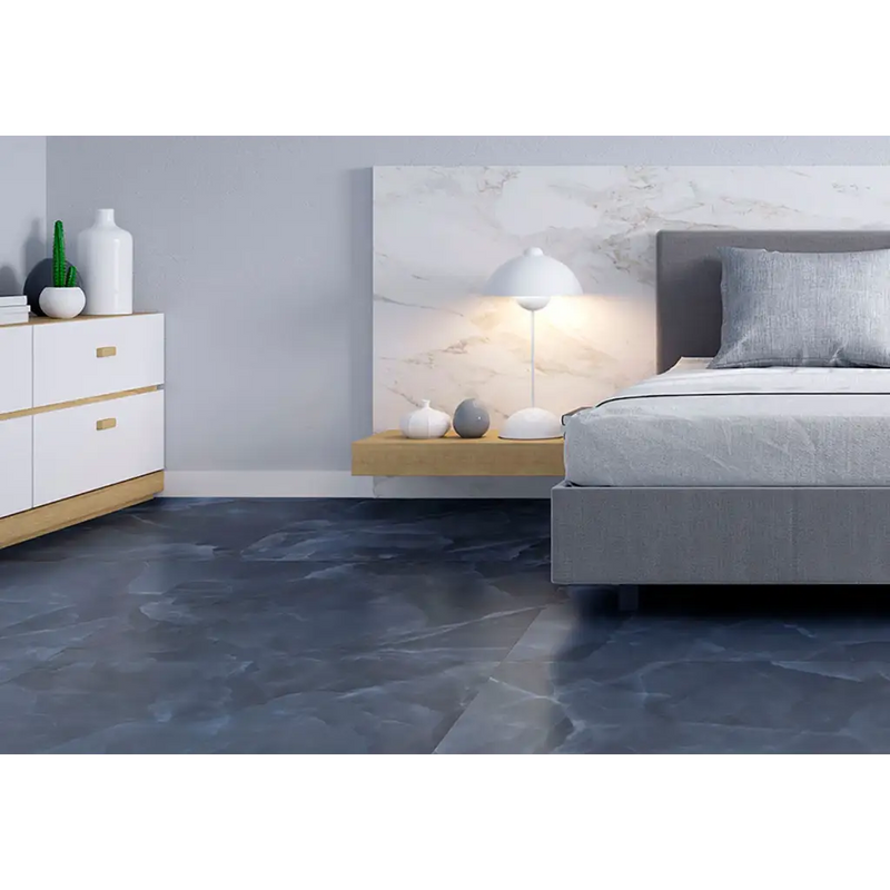 Moderne slaapkamer met floating bedframe en minimalistische meubels in Onyx Ek Blue Pulido 120x280