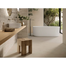Witte ribbelige vrijstaande badkuip geplaatst voor origin bone wandtegel 40x120 rett wandtegel 40x120 rett