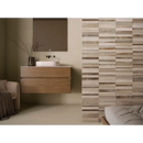 Modern houten badkamermeubel met witte keramische wastafel en zwarte kraan op origin mixed brisk wandtegel 40x120 rett