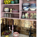 Roze boekenkast met Oud Hollandse Witjes Goud 13x13, vol met schalen en decoraties