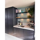 Moderne keukencorner met Oud Hollandse Witjes Jade 13x13, donkere kasten en zwevende planken