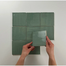 Groene keramische tegels van Oud Hollandse Witjes Jade 13x13 worden mooi gepresenteerd