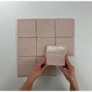 Roze keramische wandtegels in een grid met Oud Hollandse Witjes, perfect voor decoratie