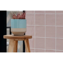 Twee tinten keramische planter met roze bloemen op een houten kruk, Oud Hollandse Witjes