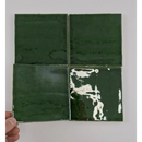 Vier glanzende keramische oud hollandse witjes smaragdgroen 13x13 met subtiele witte marmerpatronen