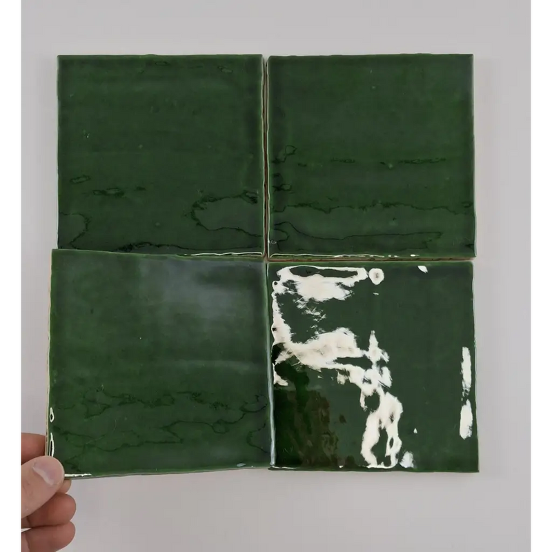 Vier glanzende keramische oud hollandse witjes smaragdgroen 13x13 met subtiele witte marmerpatronen