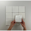 Witte keramische tegels in grid met handen, Oud Hollandse Witjes Wit 13x13