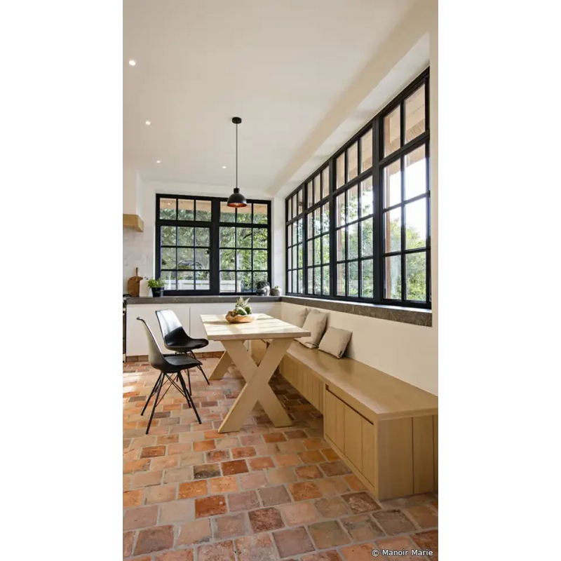 Built-in banquette seating with a houten X-base tafel in Oude Terracotta Terra-Oker-Zalm