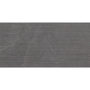 Grijze horizontale lijnen in een herhalend patroon van Overland Antracite Groove 60x120