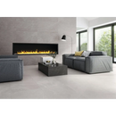 Moderne lineaire haard met gele vlammen in een grijze muur, Baldocer Overland Greige