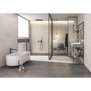 Moderne vrijstaande ovale badkuip in matte witte afwerking met Overland Sand 30x60