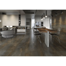 Moderne keuken met Overland Sand Groove 60x120 en houten blad op het eiland