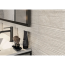 Moderne matte zwarte kraan op witte aanrecht met Overland Sand Relieve 30x60 rett