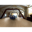 Ronde tafel met blauwe stoelen in een zolderruimte met Padouk Beige 20x120 rett