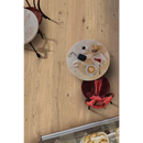 Witte ronde plaat met diverse hapjes en sauzen op Padouk Beige 20x120 rett