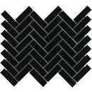 Alt tekst: Pahm925 Black Matt keramische subway tegels in visgraatpatroon met lichte grijs voegwerk