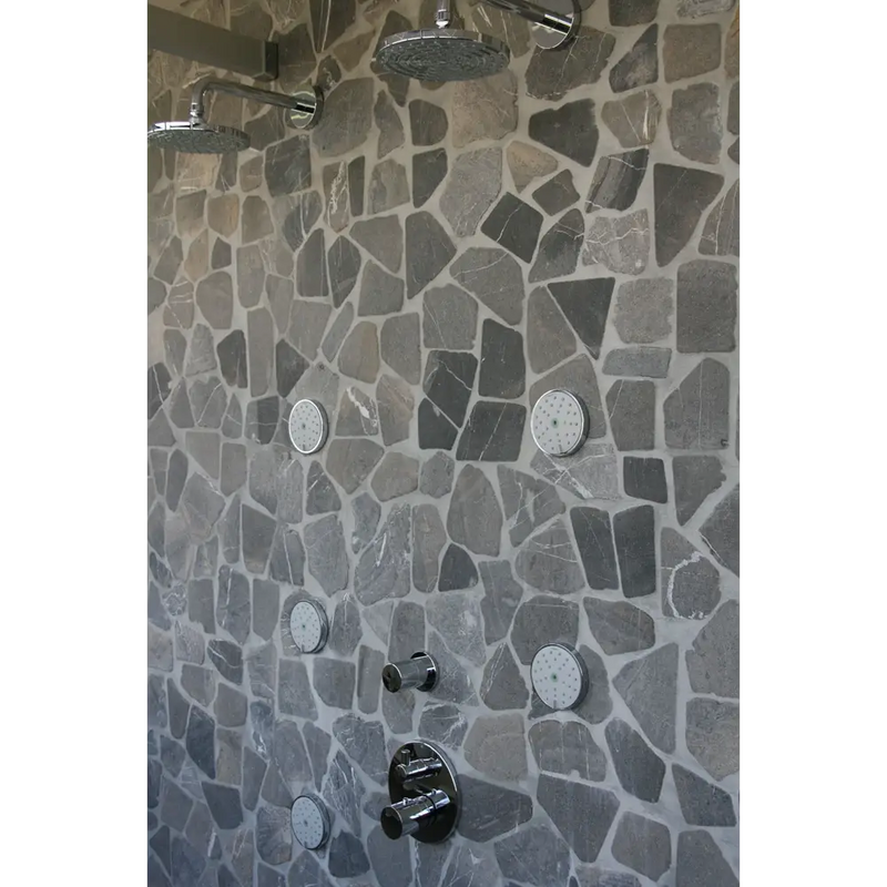 Natuurstenen mozaïek douchewand met ronde chroom accessoires van Palladiana BIG Silva Grey 50x50