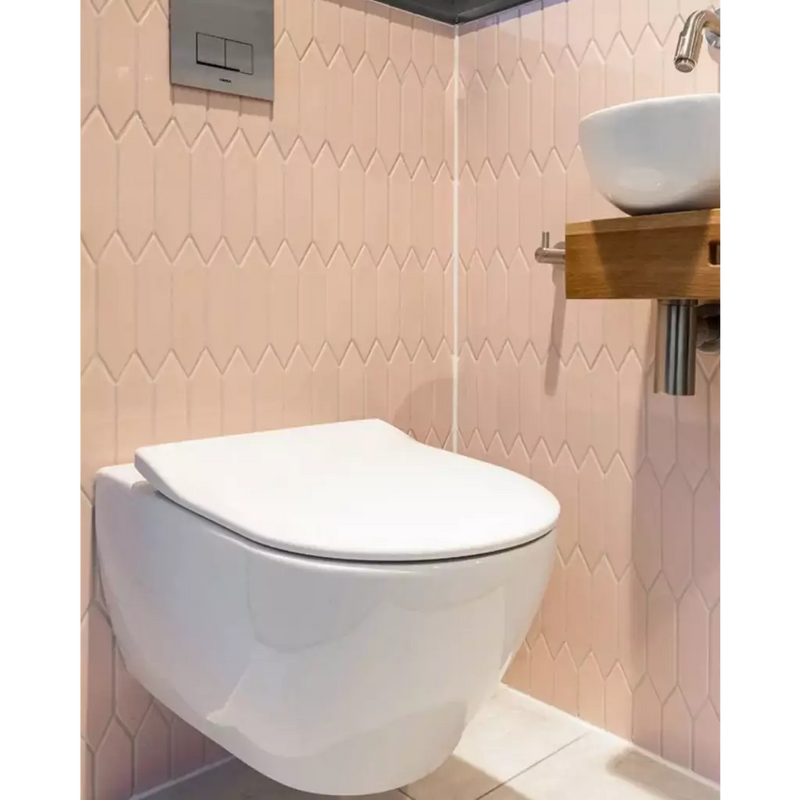 Wandtoilet met gesloten deksel in PAP1C72 roze glanzend design