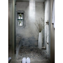 Moderne douche met Pebbles Antraciet 30x30 cm en tegelvloer van kiezelstenen