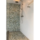 Walk-in douche met groene Flores 30x30 cm en mooie kiezels op muren en vloer