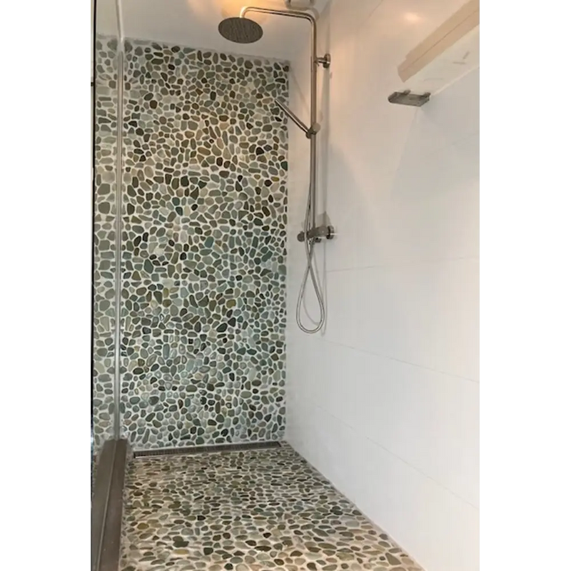 Walk-in douche met groene Flores 30x30 cm en mooie kiezels op muren en vloer