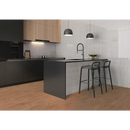 Moderne keuken met donkere kasten, licht hout en Pencil Kromo Ash mozaiektegel 35x35cm backsplash