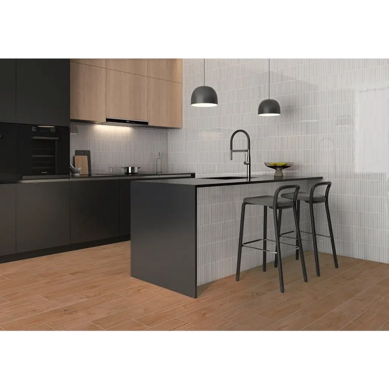 Moderne keuken met donkere kasten, licht hout en Pencil Kromo Ash mozaiektegel 35x35cm backsplash