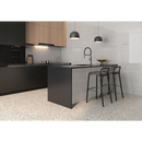 Moderne keuken met donkere kasten, lichte houtopslag en Pencil Kromo Ash mozaiektegel 35x35cm