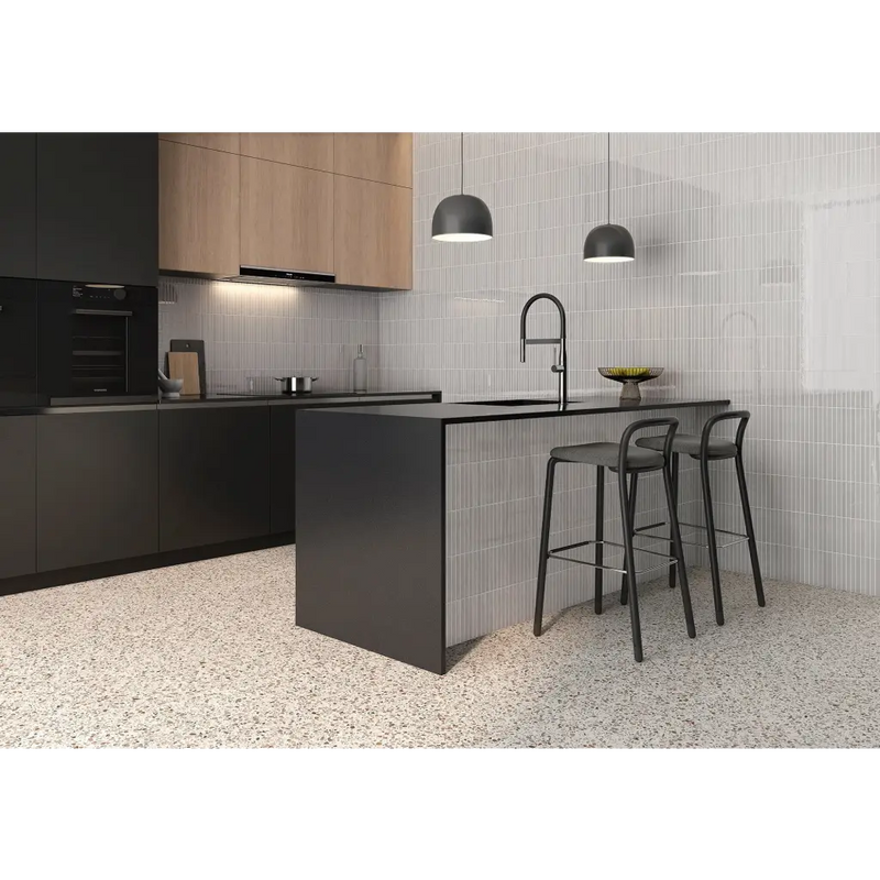 Moderne keuken met donkere kasten, lichte houtopslag en Pencil Kromo Ash mozaiektegel 35x35cm