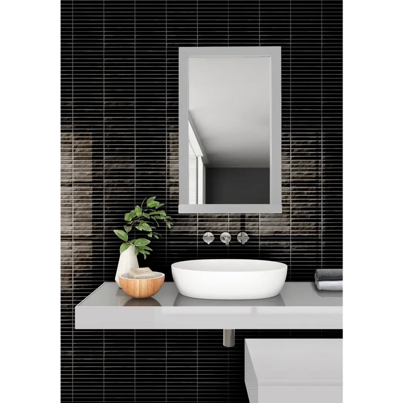 Moderne badkamermeubel met ovale waskom, chrome wandkranen en rechthoekige spiegel in Pencil Kromo Black mozaiektegel 35x35cm