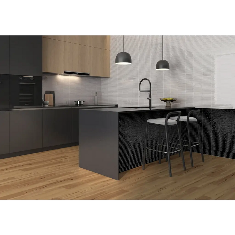 Moderne keuken met donkere kasten en Pencil Kromo Black mozaiektegel 35x35cm eiland