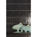 Twee decoratieve keramische visfiguren in licht teal bij Pencil Kromo Black mozaiektegel 35x35cm