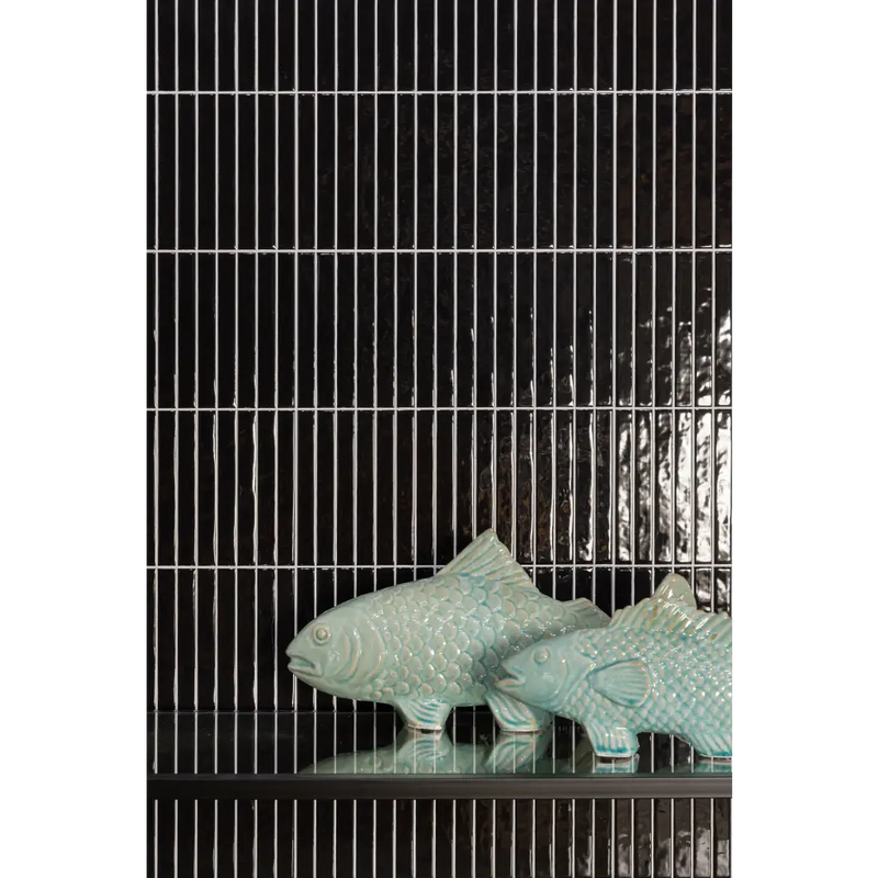 Twee decoratieve keramische visfiguren in licht teal bij Pencil Kromo Black mozaiektegel 35x35cm
