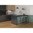 Moderne keuken met donkere kasten, licht houtbovenkasten en eiland met donkere aanrecht en teal gestructureerde panelen in Pencil Kromo Sage mozaiektegel 35x35cm
