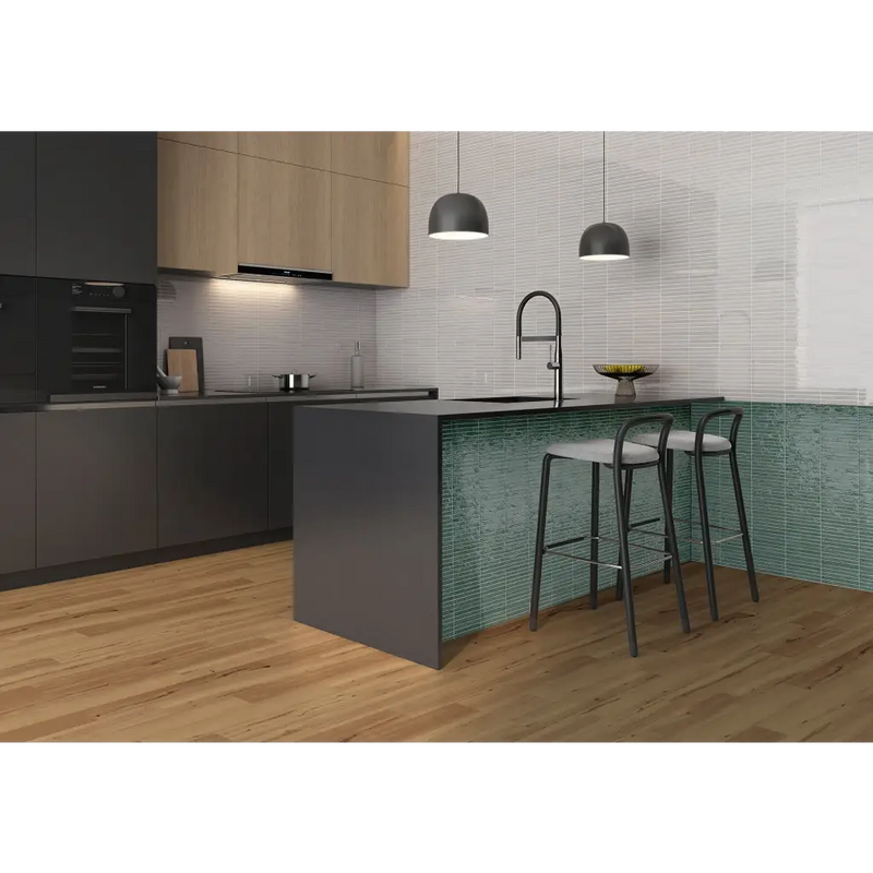 Moderne keuken met donkere kasten, licht houtbovenkasten en eiland met donkere aanrecht en teal gestructureerde panelen in Pencil Kromo Sage mozaiektegel 35x35cm