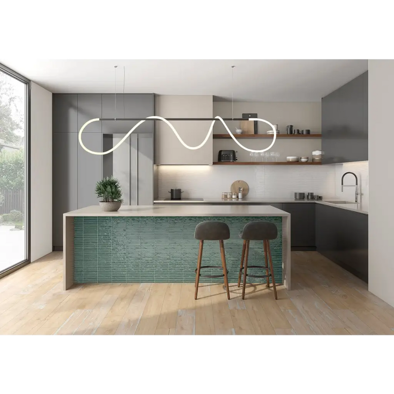 Moderne keuken met groot eiland en uniek licht, sage mozaiektegel 35x35cm