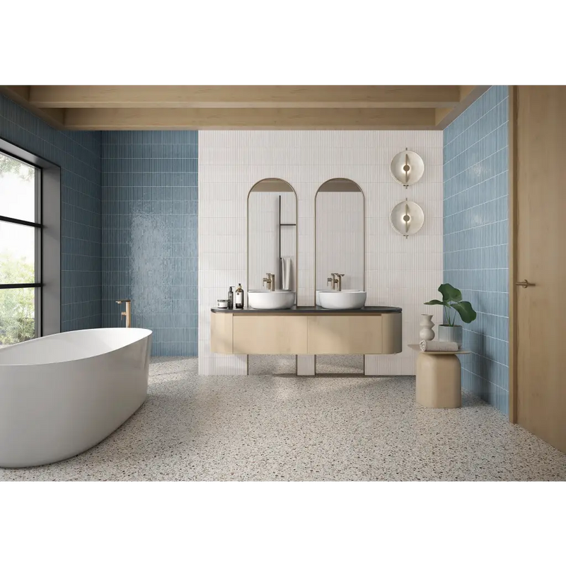 Moderne badkamer met vrijstaand bad, dubbele wastafel en Pencil Kromo Teal mozaiektegel 35x35cm