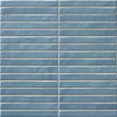 Moderne keuken met donkere kastjes, houten bovenkasten, eiland met spoelbak en barkrukken, afgewerkt met pencil kromo teal mozaiektegel 35x35cm